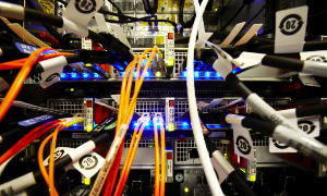 Dây và cáp trong một phòng máy chủ