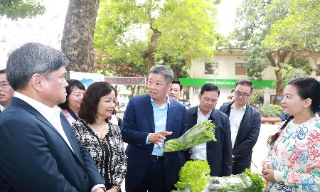 Lãnh đạo Bộ Nông nghiệp và Môi trường, UBND thành phố Hà Nội thăm gian hàng bên lề Hội nghị