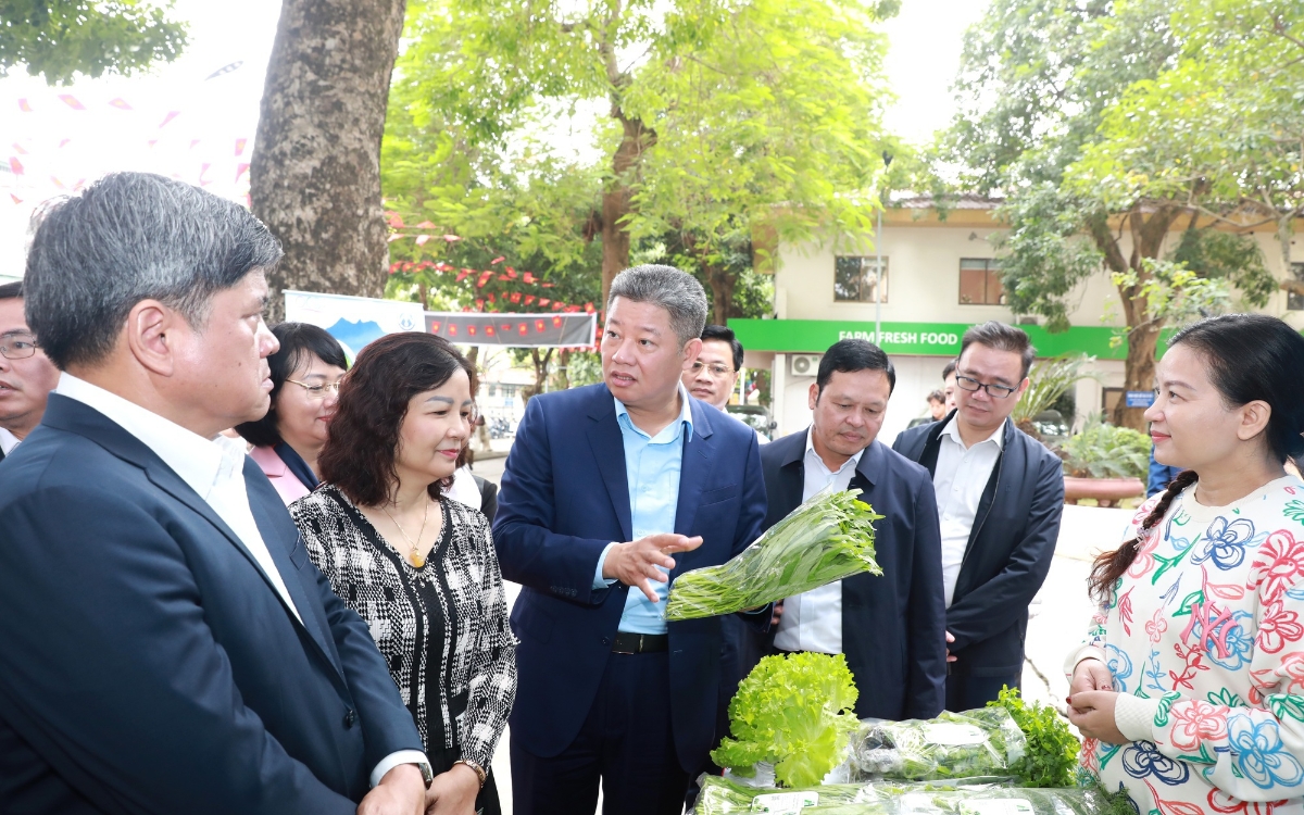 Lãnh đạo Bộ Nông nghiệp và Môi trường, UBND thành phố Hà Nội thăm gian hàng bên lề Hội nghị
