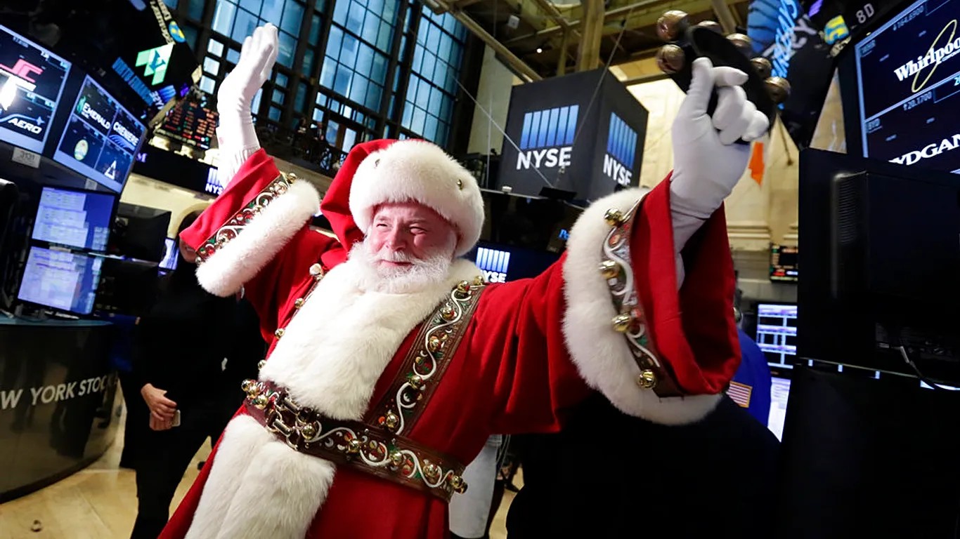 Trong ngôn ngữ tài chính, “Santa Claus rally” dùng để chỉ xu hướng thị trường chứng khoán tăng điểm trong những phiên cuối cùng của năm và những ngày đầu năm mới. Ảnh: Richard Drew/AP