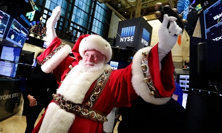 Trong ngôn ngữ tài chính, “Santa Claus rally” dùng để chỉ xu hướng thị trường chứng khoán tăng điểm trong những phiên cuối cùng của năm và những ngày đầu năm mới. Ảnh: Richard Drew/AP
