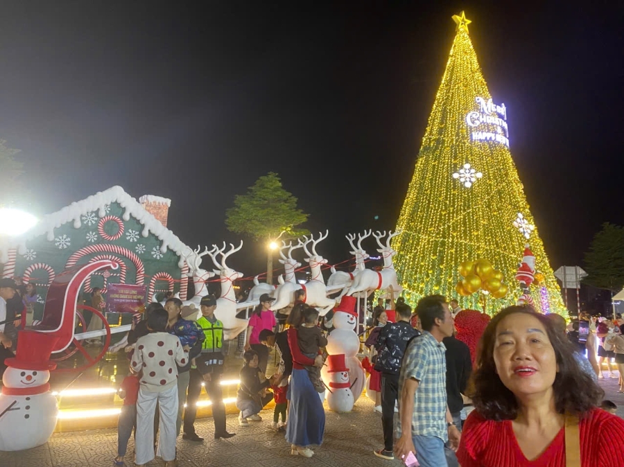Đông đảo du khách chụp ảnh lưu niệm trong đêm Giáng sinh tại phía Đông cầu Rồng