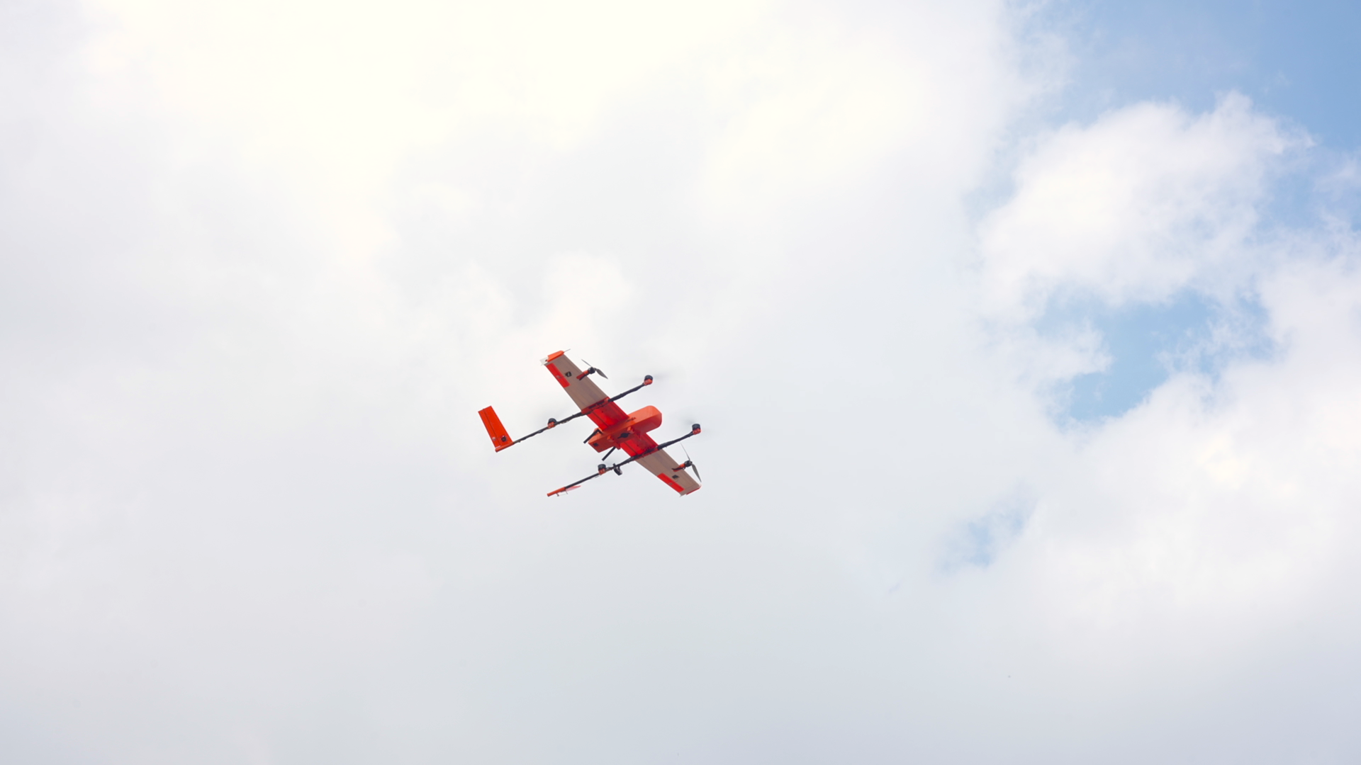 Thiết bị bay UAV được thiết kế riêng cho vận chuyển y tế, phù hợp với không gian bay tầm thấp tại khu vực đô thị.