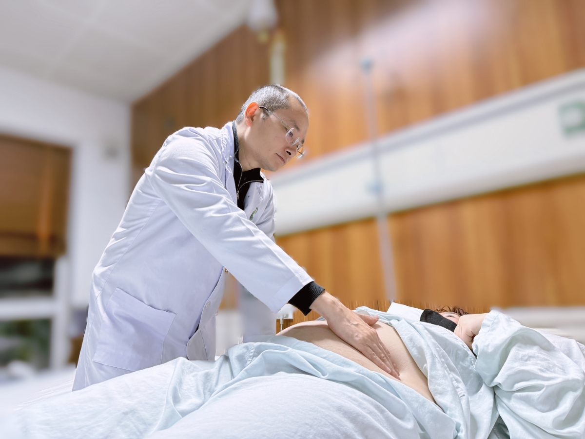 TS.BS Bùi Thanh Phúc thăm khám cho bệnh nhân trước phẫu thuật.