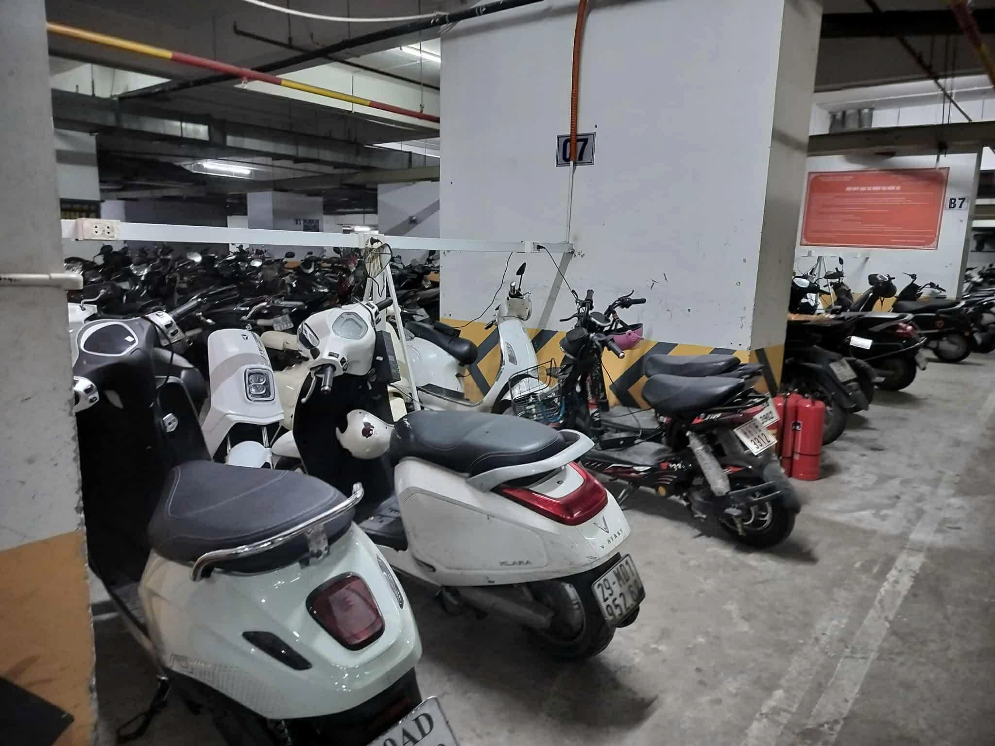 <i>Các chuyên gia nhận định, các quy định cấm xe điện trong chung cư hiện nay, dù xuất phát từ lo ngại an toàn, nhưng tiềm ẩn nguy cơ không phù hợp với nguyên tắc pháp quyền do thiếu cơ sở pháp lý trực tiếp. Việc tiếp tục để khoảng trống pháp lý tồn tại không chỉ ảnh hưởng đến quyền lợi người dân mà còn cản trở mục tiêu phát triển phương tiện xanh của Việt Nam.</i>