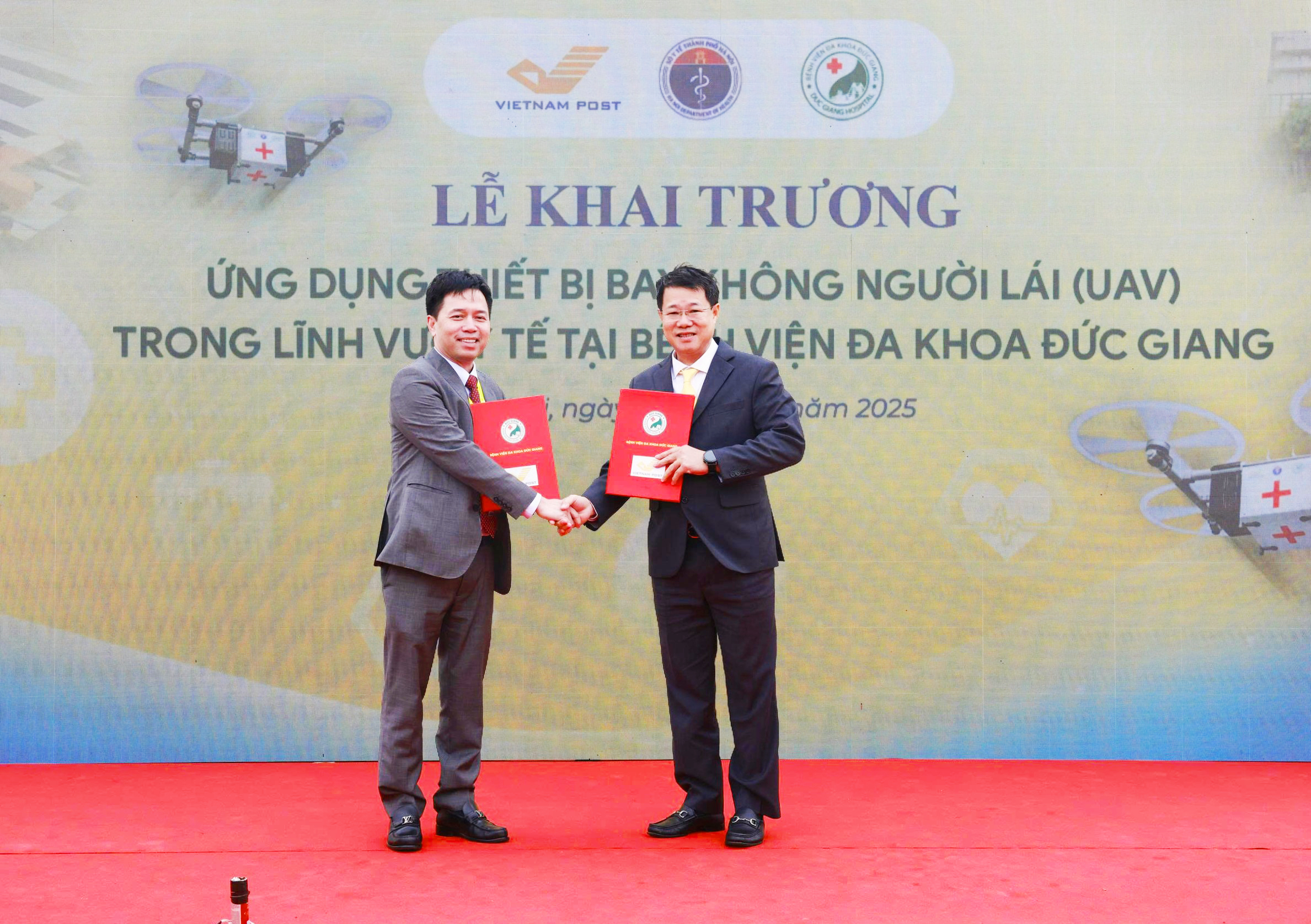 Lãnh đạo Bệnh viện Đa khoa Đức Giang và lãnh đạo Tổng công ty Bưu điện Việt Nam trao Thỏa thuận hợp tác.