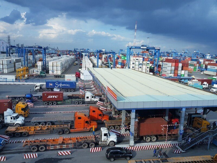 Khu vực cảng Cát Lái thường xuyên xảy ra ùn tắc do lưu lượng xe container ra vào rất lớn.