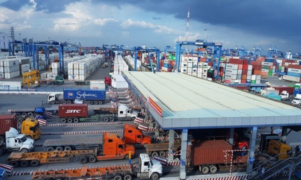 Khu vực cảng Cát Lái thường xuyên xảy ra ùn tắc do lưu lượng xe container ra vào rất lớn.