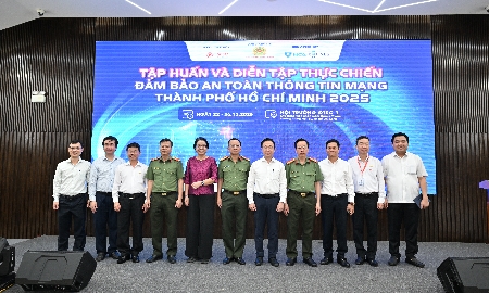 Ban tổ chức và các chuyên gia tại chương trình tập huấn và diễn tập thực chiến đảm bảo an toàn thông tin mạng TP. Hồ Chí Minh.
