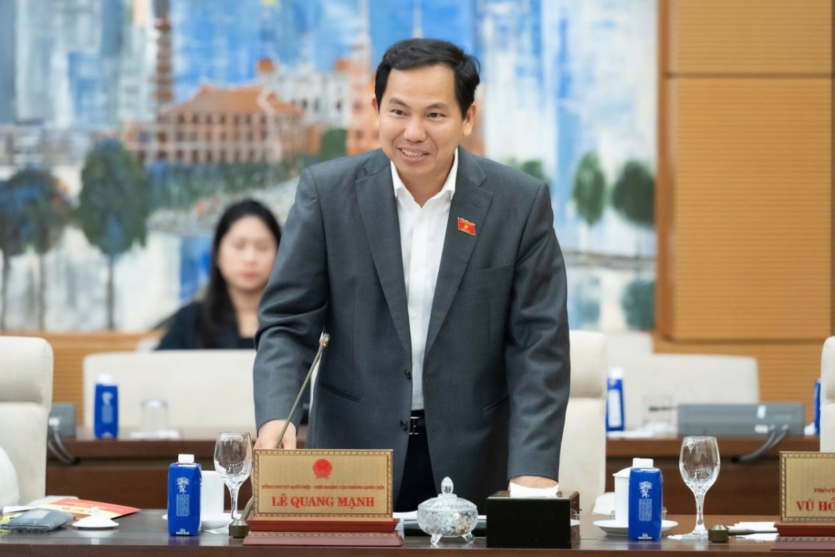 Tổng Thư ký Quốc hội, Chủ nhiệm Văn phòng Quốc hội Lê Quang Mạnh trình bày báo cáo.&nbsp;Ảnh: Quốc hội.