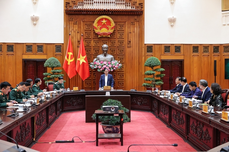 Thủ tướng Phạm Minh Chính chủ trì cuộc làm việc với Bộ Quốc phòng và các bộ, ngành liên quan nhằm triển khai các nhiệm vụ quân sự, quốc phòng năm 2026 - Ảnh: VGP
