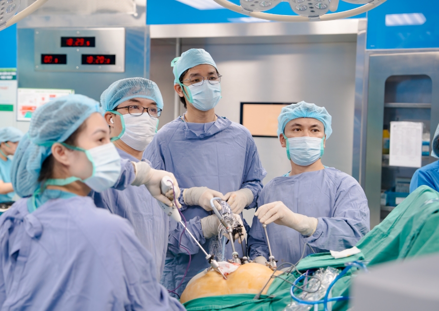 Ca phẫu thuật được thực hiện bằng phương pháp nội soi hiện đại.