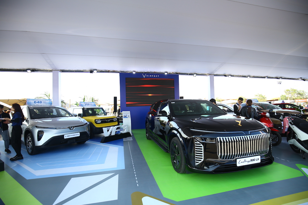 <i>Điểm nhấn trung tâm của VinFast tại Triển lãm Phương tiện di chuyển 2025 là mẫu xe siêu sang Lạc Hồng 900 LX - đỉnh cao của ngành công nghiệp ô tô Việt Nam.&nbsp;Mang trong mình tinh thần tự tôn dân tộc kết hợp cùng công nghệ chế tác điêu luyện, Lạc Hồng 900 LX đã vượt lên giá trị của một phương tiện di chuyển thông thường, trở thành biểu tượng cho trí tuệ và khát vọng vươn tầm của thương hiệu Việt. Đây cũng là mẫu xe đang được sử dụng để đưa đón các nguyên thủ quốc tế tại Việt Nam như một niềm tự hào quốc gia.</i>