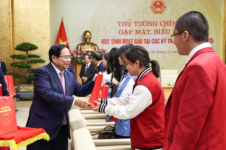 Thủ tướng Phạm Minh Chính tặng quà các em học sinh đoạt giải tại các kỳ thi quốc tế năm 2025 