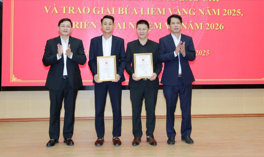 Nhà báo Trương Xuân Thiên (đứng thứ hai từ phải qua), Trưởng Văn phòng Tạp chí Kinh tế Việt Nam tại Thanh Hóa và các tỉnh Bắc Trung Bộ nhận giải A, Giải báo chí Búa liềm vàng Thanh Hóa 2025