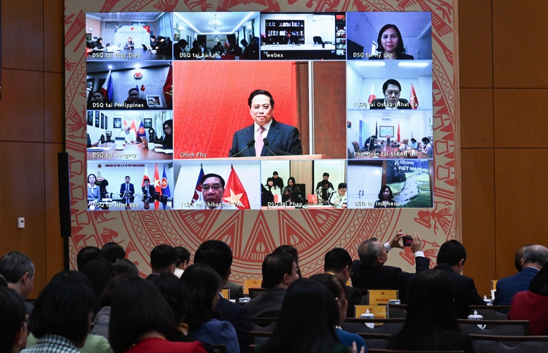 Hội nghị được tổ chức tại Trụ sở Chính phủ, trực tuyến với 98 cơ quan đại diện Việt Nam tại nước ngoài. Ảnh: VGP.