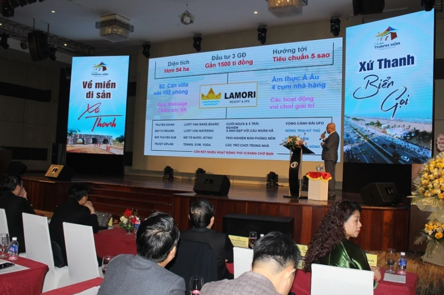 Đại diện khu nghỉ dưỡng Lamori Resort & Spa giới thiệu sản phẩm, dịch vụ mới trong năm 2026.