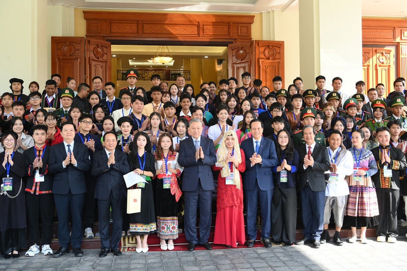 Tổng Bí thư Tô Lâm với đại biểu và học sinh, sinh viên, thanh niên dân tộc thiểu số xuất sắc, tiêu biểu (ảnh Nhân Dân).&nbsp;