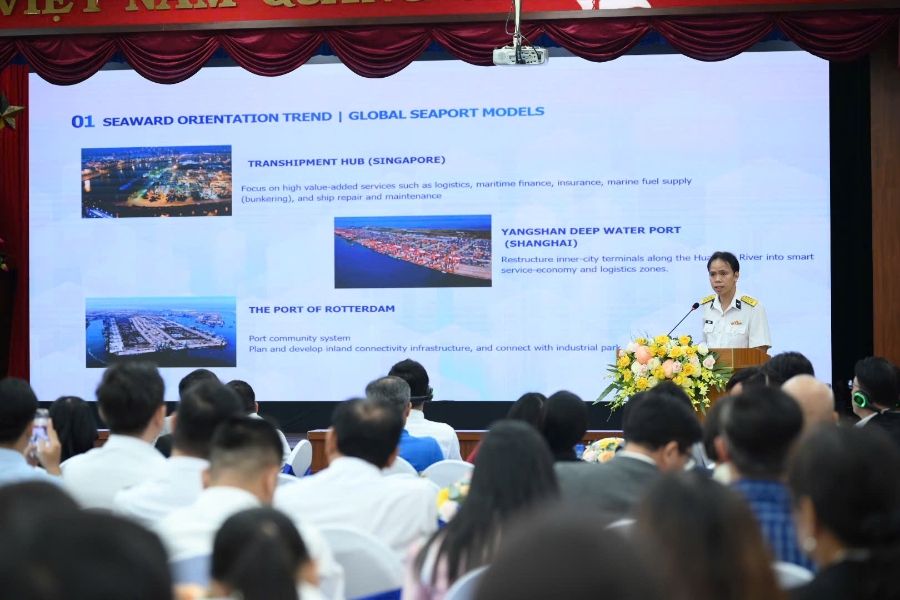 Ông Trương Tấn Lộc – Giám đốc Marketing Tổng Công ty Tân Cảng Sài Gòn kiêm Chủ tịch HĐTV cảng Quốc tế - Tân Cảng Cái Mép (TCIT) trình bày tại Hội thảo