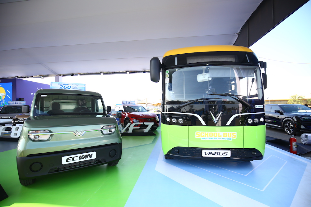 <i>Ngoài ra còn có mẫu xe buýt điện cỡ nhỏ chuyên chở khách và học sinh, cùng 12 dòng xe máy điện thời trang, đáp ứng đa dạng nhu cầu di chuyển của người dùng.</i>