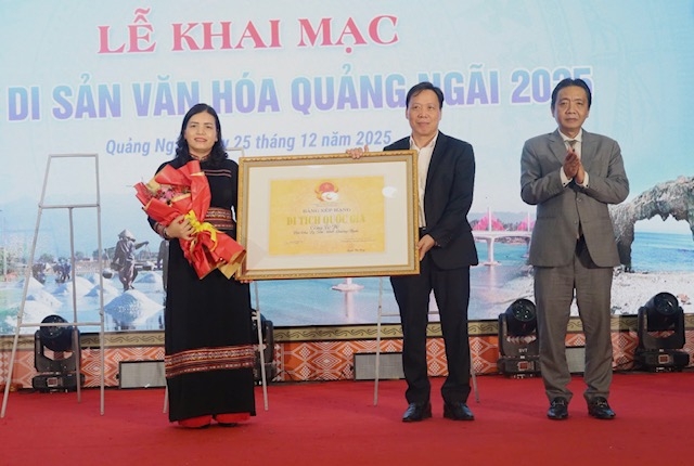 Trao và đón nhận Bằng&nbsp;xếp hạng Di tích quốc gia danh lam thắng cảnh cổng Tò Vò (đặc khu Lý Sơn).