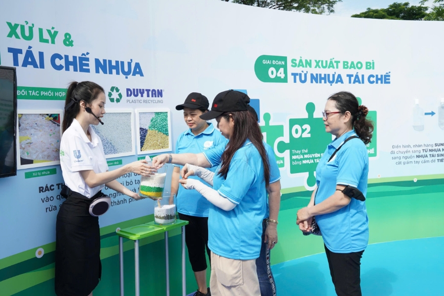 Unilever Việt Nam triển khai nhiều hoạt động giúp người dân hiểu rõ vai trò quan trọng của việc phân loại rác nhựa tại nguồn.