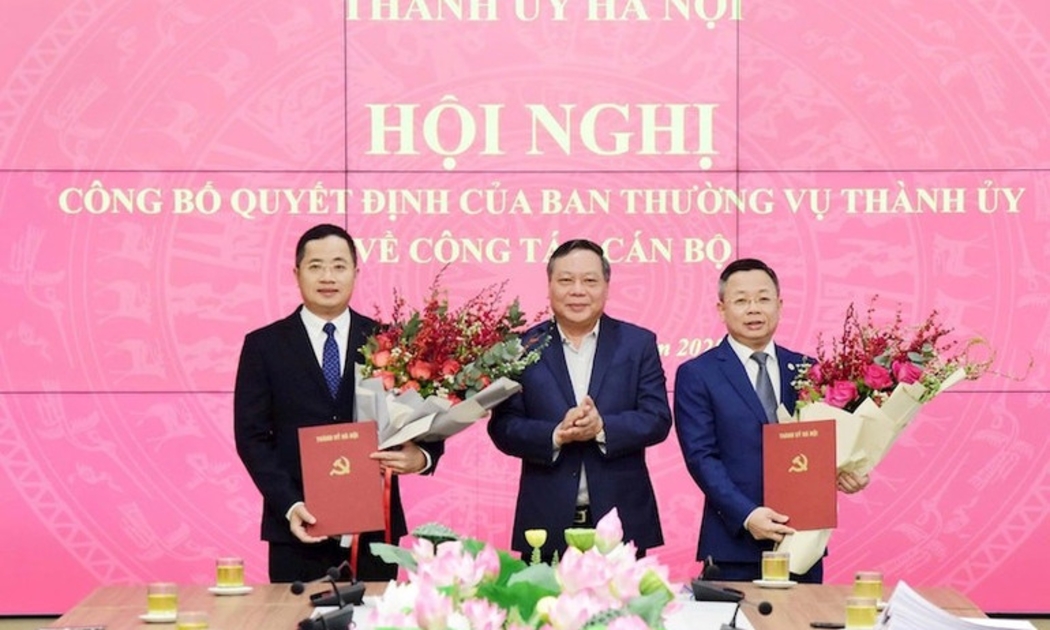 Phó Bí thư Thường trực Thành ủy Nguyễn Văn Phong trao quyết định cho đồng chí Nguyễn Thành Long (bên trái) và đồng chí Trần Thanh Hà.
