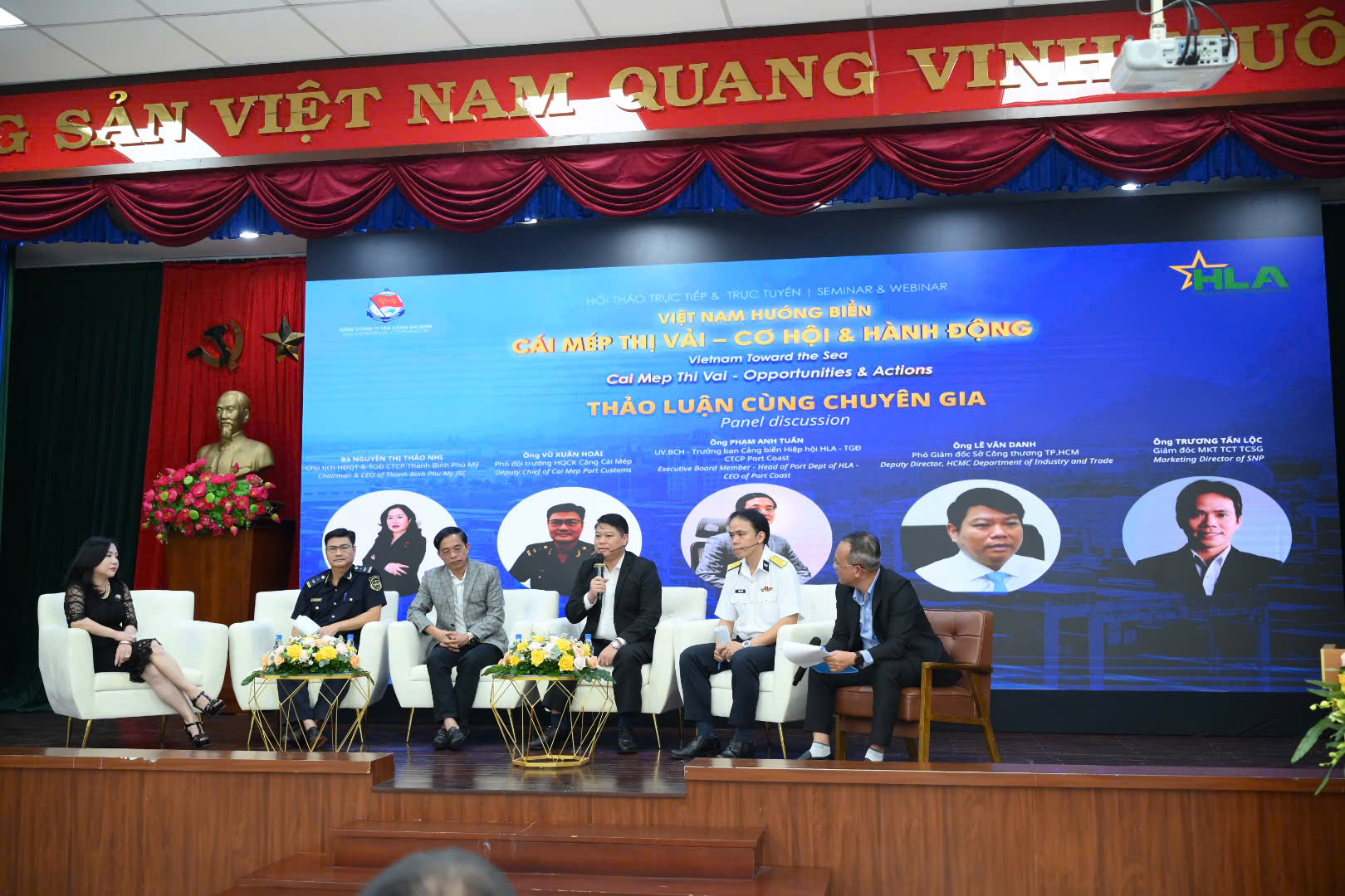 Các chuyên gia và đại diện từ các cơ quan ban ngành trực tiếp giải đáp thắc mắc và trao đổi cùng các doanh nghiệp.