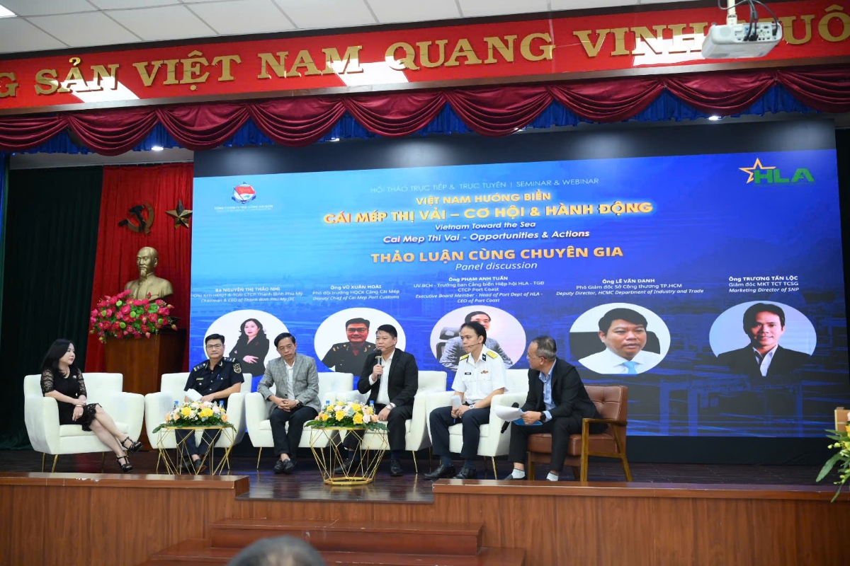 Các chuyên gia và đại diện từ các cơ quan ban ngành trực tiếp giải đáp thắc mắc và trao đổi cùng các doanh nghiệp.