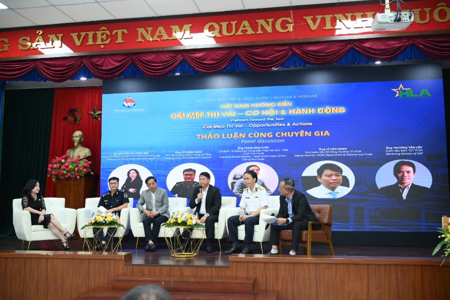 Các chuyên gia và đại diện từ các cơ quan ban ngành trực tiếp giải đáp thắc mắc và trao đổi cùng các doanh nghiệp.