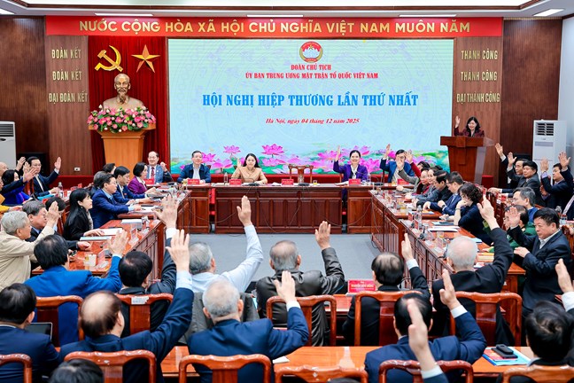 Đại biểu tiến hành biểu quyết tại Hội nghị hiệp thương lần thứ nhất của Đoàn Chủ tịch Ủy ban Trung ương Mặt trận Tổ quốc Việt Nam. Ảnh: Mặt trận.