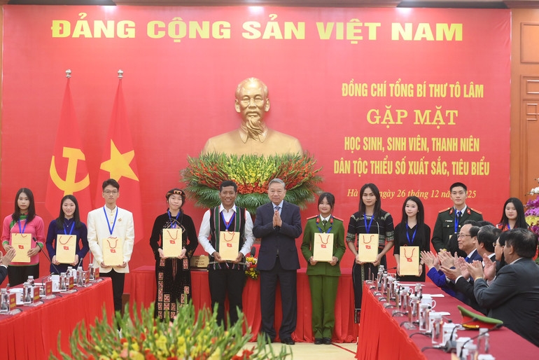 Tổng Bí thư Tô Lâm tặng quà cho các cháu học sinh, sinh viên, thanh niên dân tộc thiểu số xuất sắc, tiêu biểu. (ảnh Nhân Dân)