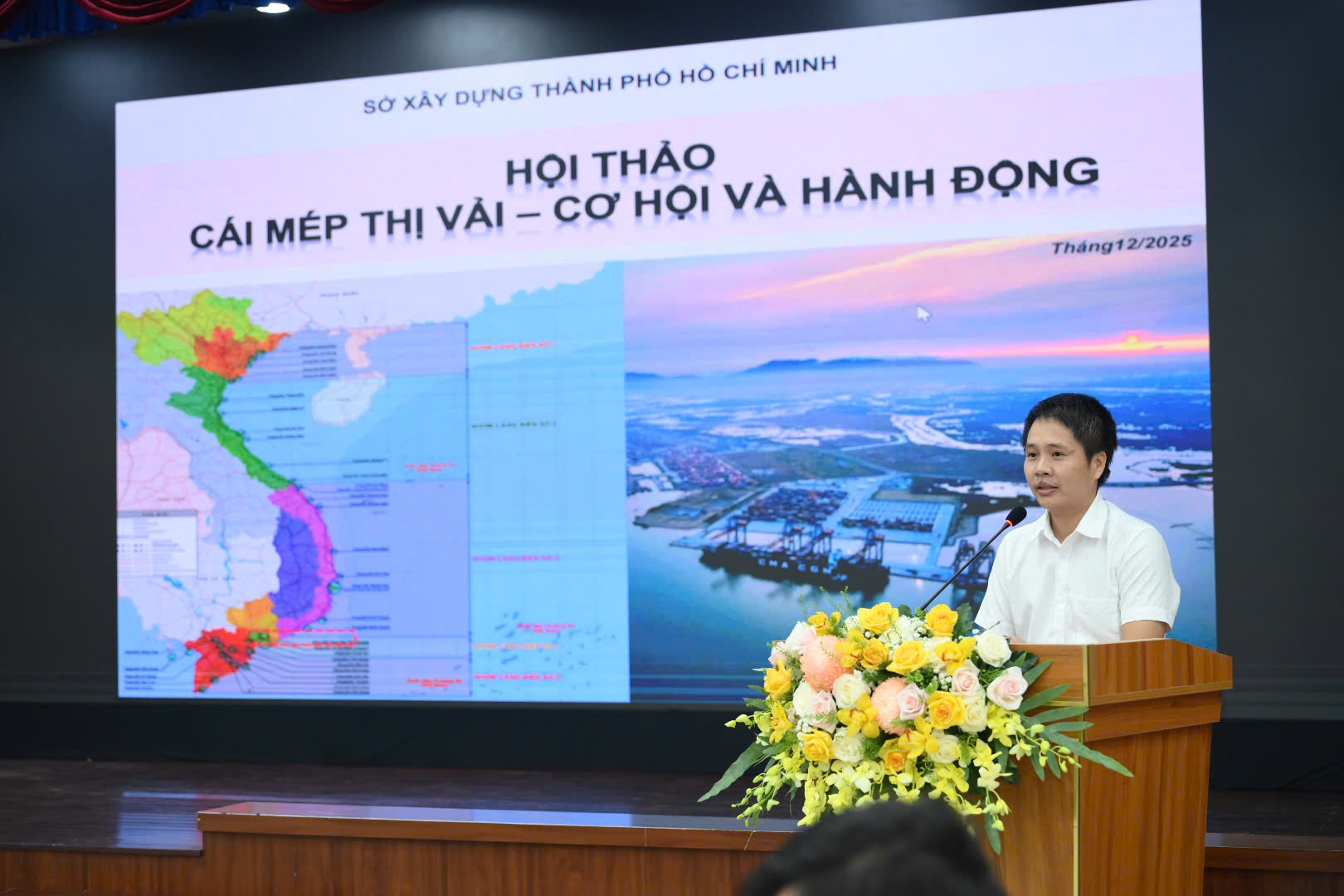 Ông Nguyễn Hữu Hùng Trường - Trưởng phòng Quản lý Đường thủy - Sở Xây dựng TP.HCM cập nhật những thông tin quan trọng về Định hướng quy hoạch và phát triển cảng biển TP.HCM sau sáp nhập tại Hội thảo.