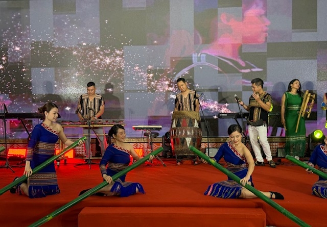 Một tiết mục văn nghệ mang đậm bản sắc văn hóa, văn nghệ dân gian các dân tộc miền núi tỉnh Quảng Ngãi biểu diễn tại buổi khai mạc Tuần Di sản văn hóa Quảng Ngãi năm 2025.