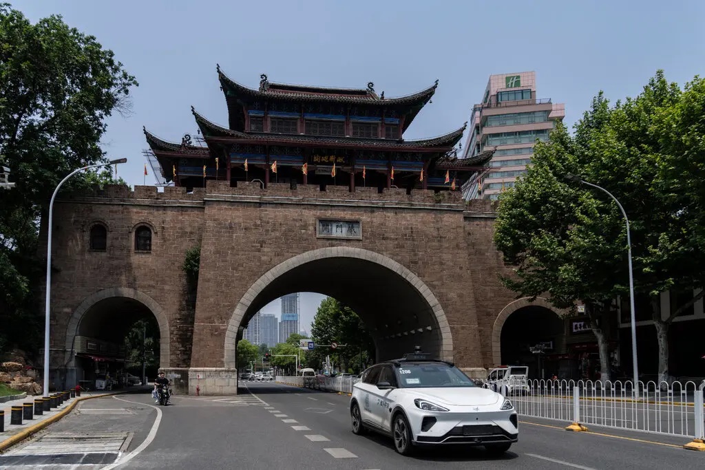 <i>Xe taxi tự lái của Apollo tại Vũ Hán, một trong hơn chục thành phố của Trung Quốc đang thử nghiệm taxi robot. Ảnh: NYT.</i>