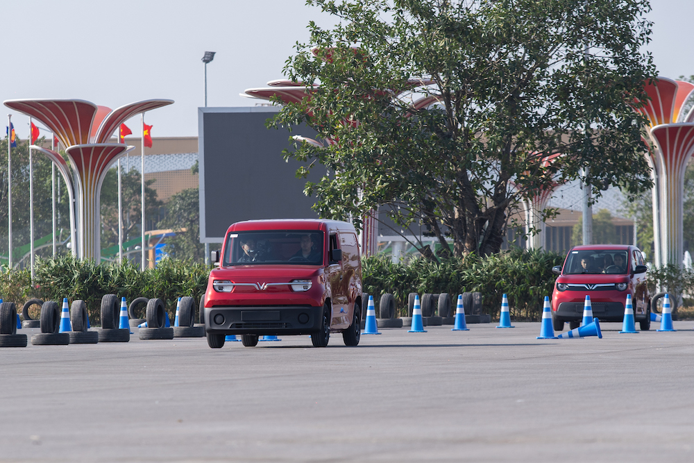 <i>Bà Dương Thị Thu Trang, Phó Tổng Giám đốc Kinh doanh VinFast toàn cầu cho biết:“Với vị thế là hãng xe đang nắm giữ thị phần lớn nhất, tiên phong dẫn dắt cuộc cách mạng giao thông xanh tại Việt Nam, VinFast tự hào mang tới triển lãm Triển lãm Phương tiện di chuyển 2025 trọn vẹn hệ sinh thái di chuyển xanh, giúp khách tham quan có trải nghiệm liền mạch và toàn diện với những mẫu xe điện VinFast.&nbsp;Chúng tôi không chỉ cung cấp những dòng sản phẩm công nghệ cao, đẳng cấp quốc tế, mà chúng tôi mang đến cho người tiêu dùng một giải pháp di chuyển bền vững, thân thiện với môi trường và an tâm trên mọi nẻo đường với sự hỗ trợ của cả một hệ sinh thái”.</i>