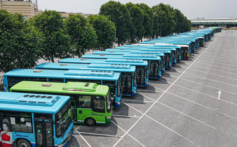 Đảm bảo đến năm 2030, Hà Nội đạt tỷ lệ 100% xe buýt trên toàn mạng lưới sử dụng điện, năng lượng xanh, hoàn thành sớm và toàn diện mục tiêu đề ra tại Quyết định số 876/QĐ-TTg của Thủ tướng Chính phủ.