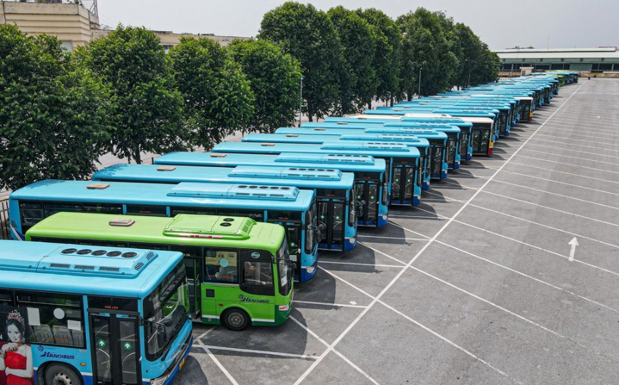 Đảm bảo đến năm 2030, Hà Nội đạt tỷ lệ 100% xe buýt trên toàn mạng lưới sử dụng điện, năng lượng xanh, hoàn thành sớm và toàn diện mục tiêu đề ra tại Quyết định số 876/QĐ-TTg của Thủ tướng Chính phủ.