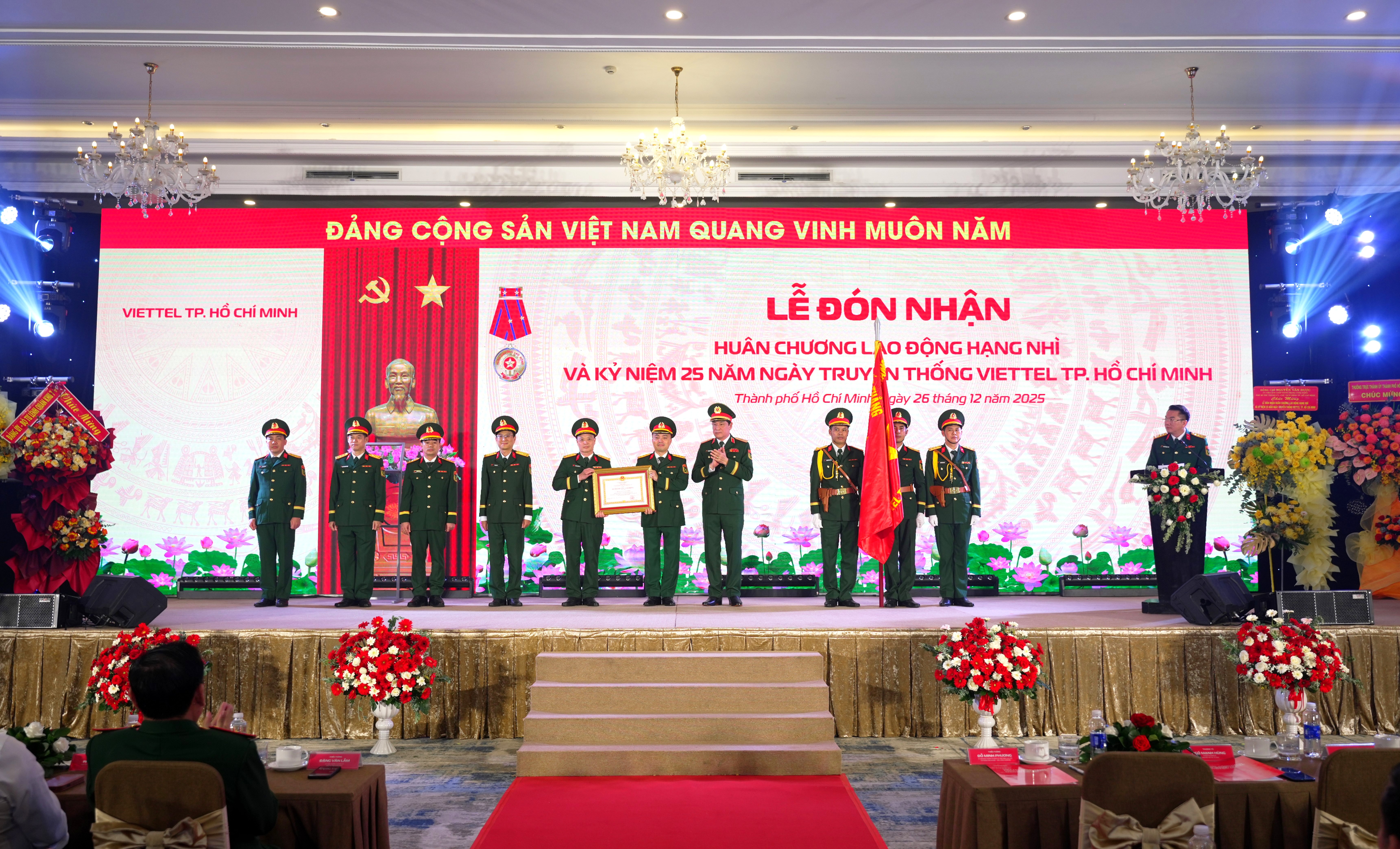 Thiếu tướng Đỗ Minh Phương thừa ủy quyền Chủ tịch nước trao Huân chương Lao động hạng Nhì cho Viettel TP. Hồ Chí Minh, chiều 26/12.