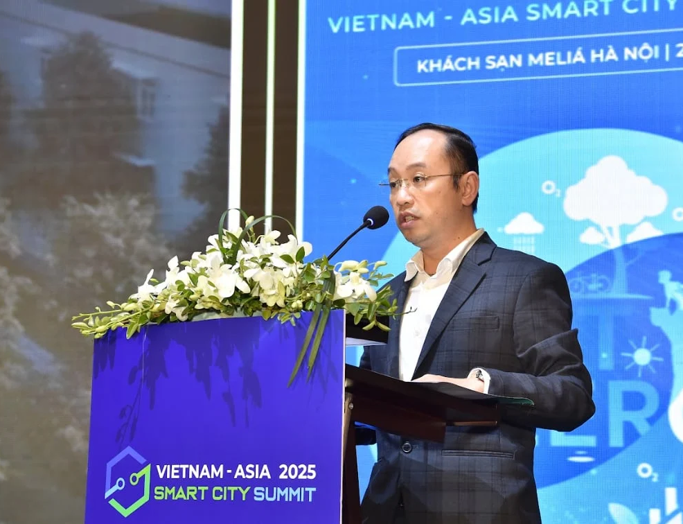 Ông Nguyễn Minh Tuấn, Phó Giám đốc Trung tâm Quản lý và Điều hành giao thông TP Hà Nội, chia sẻ lộ trình xanh hóa ngành giao thông thành phố, hướng tới mục tiêu giảm phát thải, thực hiện cam kết quốc tế về Net Zero của Việt Nam. Ảnh: Minh Hạnh