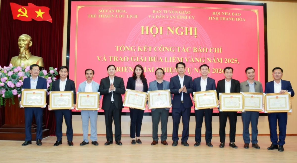 Đại diện UBND tỉnh Thanh Hoá trao Bằng khen của Chủ tịch UBND tỉnh cho các tập thể có&nbsp;thành tích xuất sắc trong công tác báo chí năm 2025