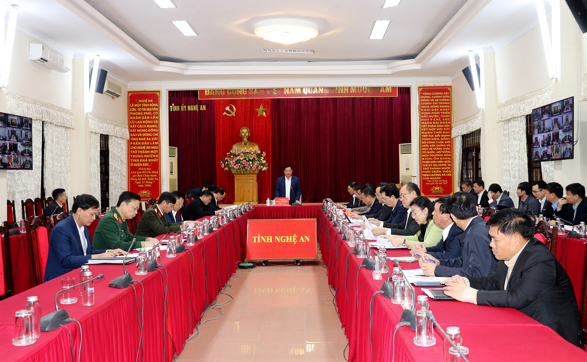 Quang cảnh cuộc họp