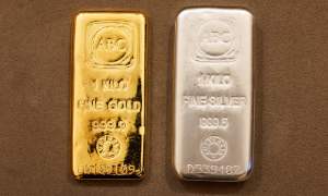 Giá vàng giảm, “cá mập” SPDR Gold Trust gom gần 11 tấn