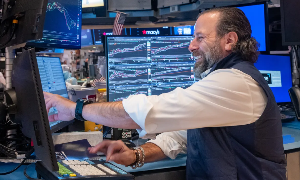 S&P 500 trượt nhẹ sau khi lập đỉnh mới, giá dầu sụt hơn 1 USD/thùng