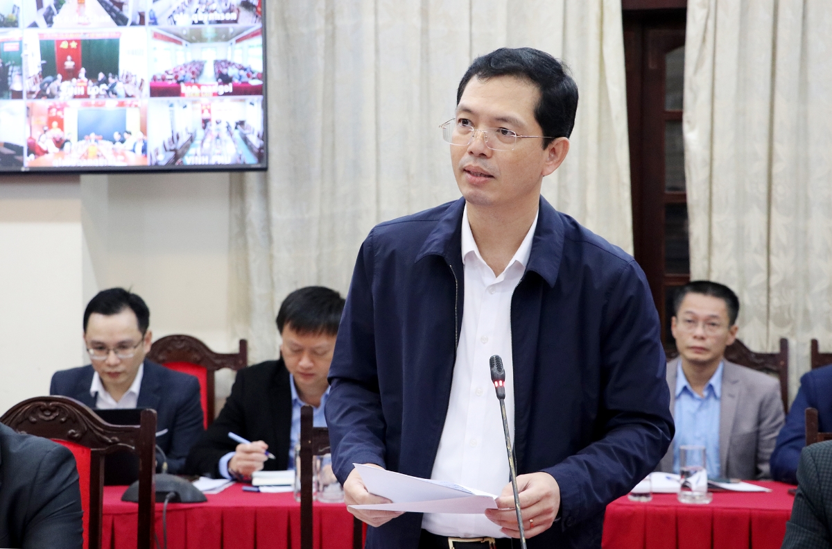 Giám đốc Sở Tài chính Nghệ An Trịnh Thanh Hải báo cáo tại cuộc họp