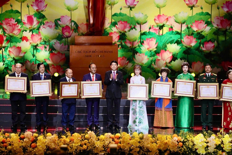 Chủ tịch nước Lương Cường đã trao danh hiệu Anh hùng Lao động cho các tập thể, cá nhân. Ảnh: TTXVN