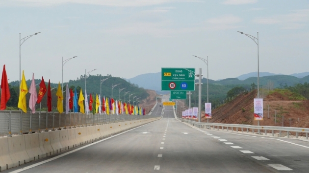 Vietnam to expand major expressways to boost growth 