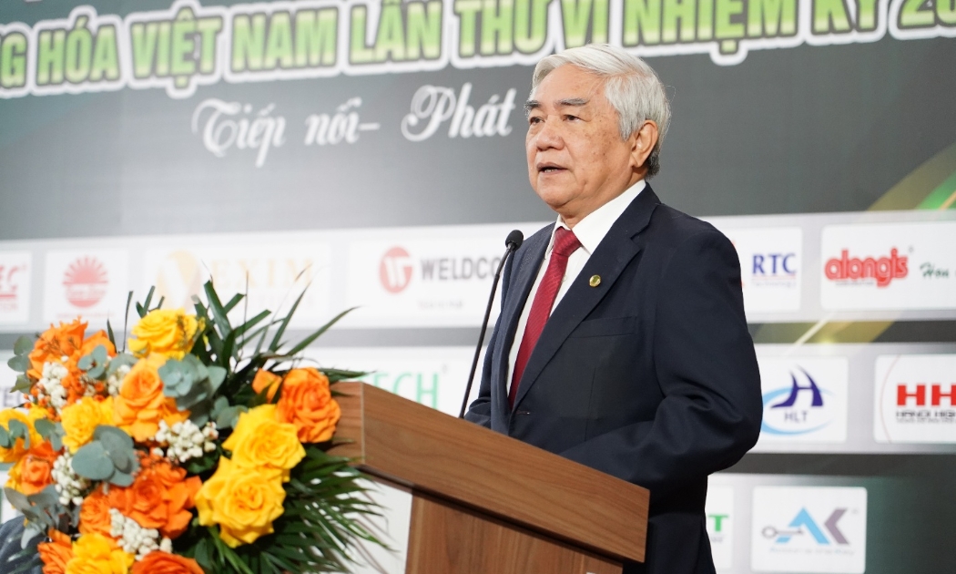 Chủ tịch VAA nhiệm kỳ V, nguyên Bộ trưởng Bộ Khao học và Công nghệ Nguyễn Quân phát biểu khai mạc Đại hội.