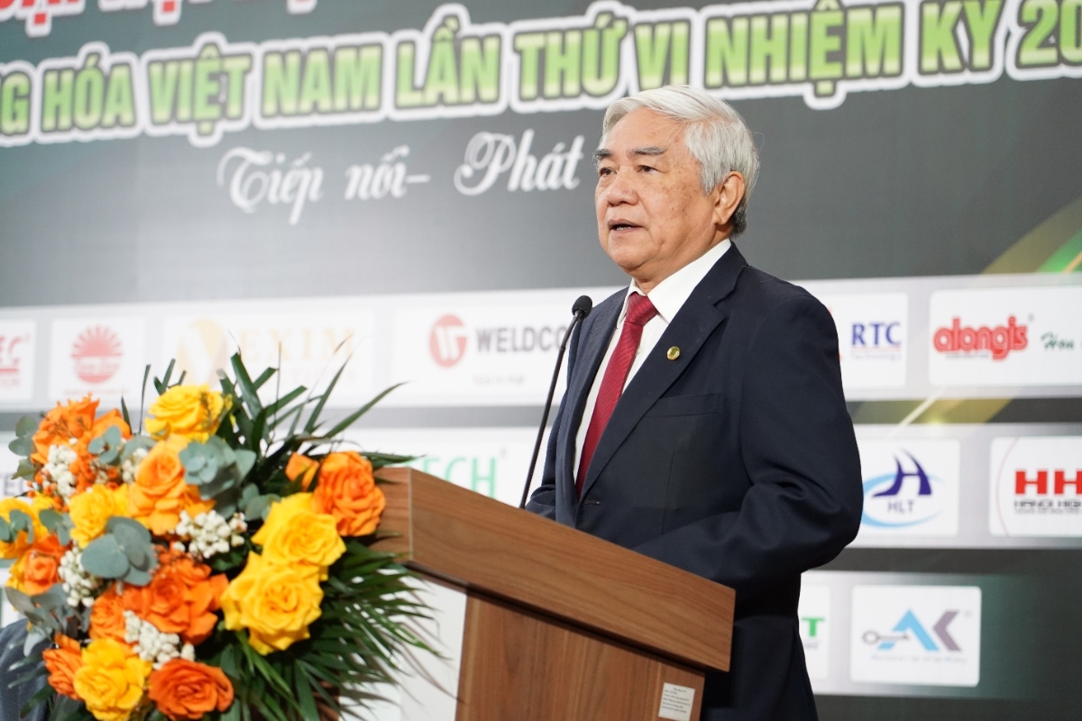Chủ tịch VAA nhiệm kỳ V, nguyên Bộ trưởng Bộ Khao học và Công nghệ Nguyễn Quân phát biểu khai mạc Đại hội.