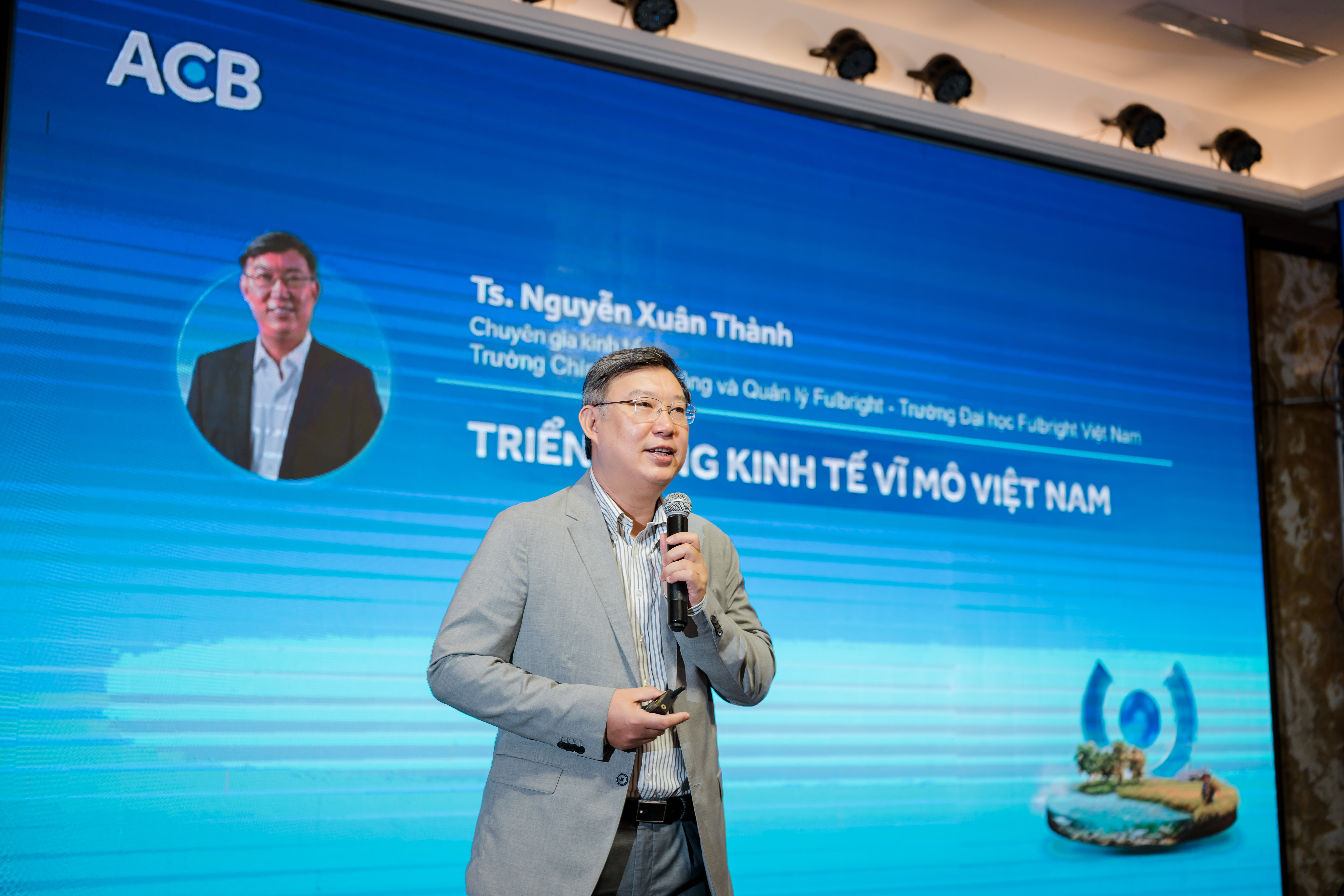 Chuyên gia kinh tế Nguyễn Xuân Thành (Đại học Fullbright Việt Nam) chia sẻ tại Hội nghị.